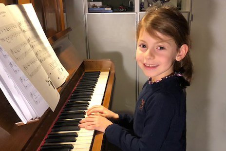 Klavier lernen - Ein Mädchen lernt Klavier spielen