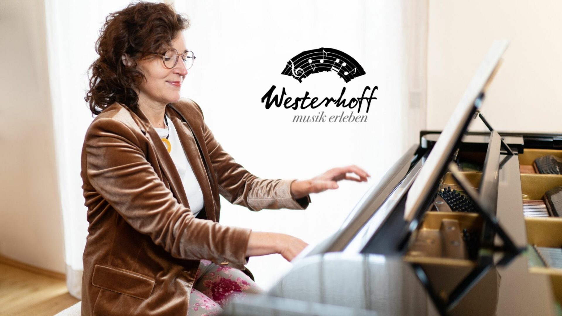 Klavierlehrer Susanne Westerhoff spielt Klavier